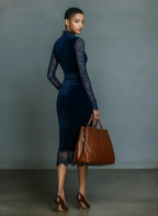 Samtkleid Midi mit V-Ausschnitt und Spitzenakzenten