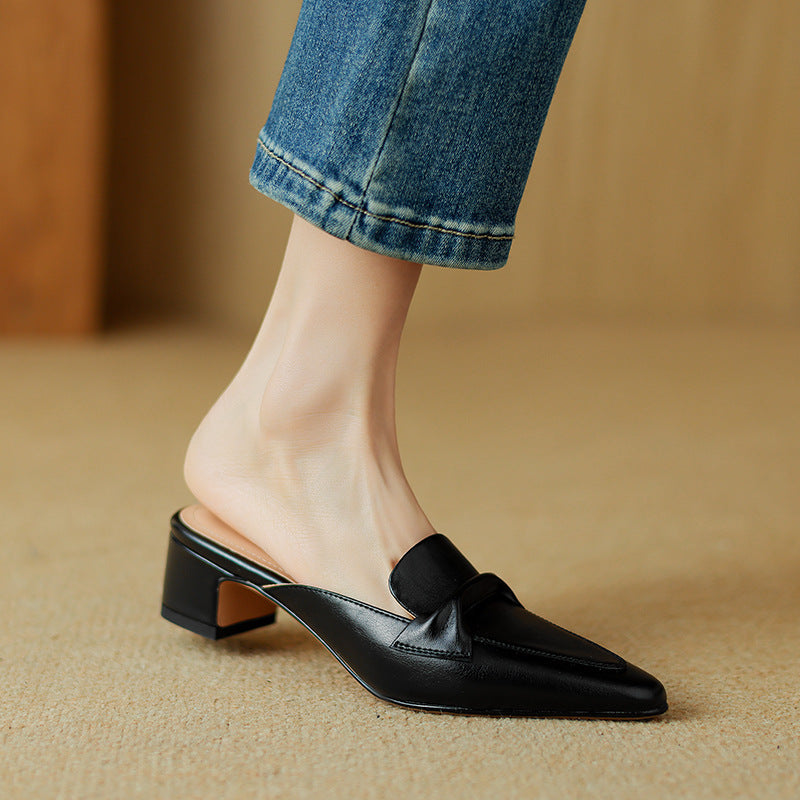 "Marloe Spitz zulaufende Leder-Mules" could be rewritten as "Marloe Elegante Leder-Mules mit spitz zulaufendem Design".