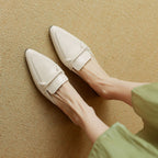 "Marloe Spitz zulaufende Leder-Mules" could be rewritten as "Marloe Elegante Leder-Mules mit spitz zulaufendem Design".