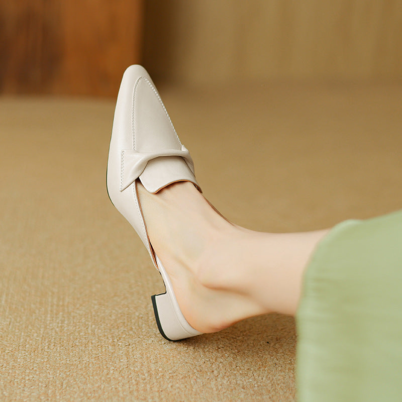 "Marloe Spitz zulaufende Leder-Mules" could be rewritten as "Marloe Elegante Leder-Mules mit spitz zulaufendem Design".