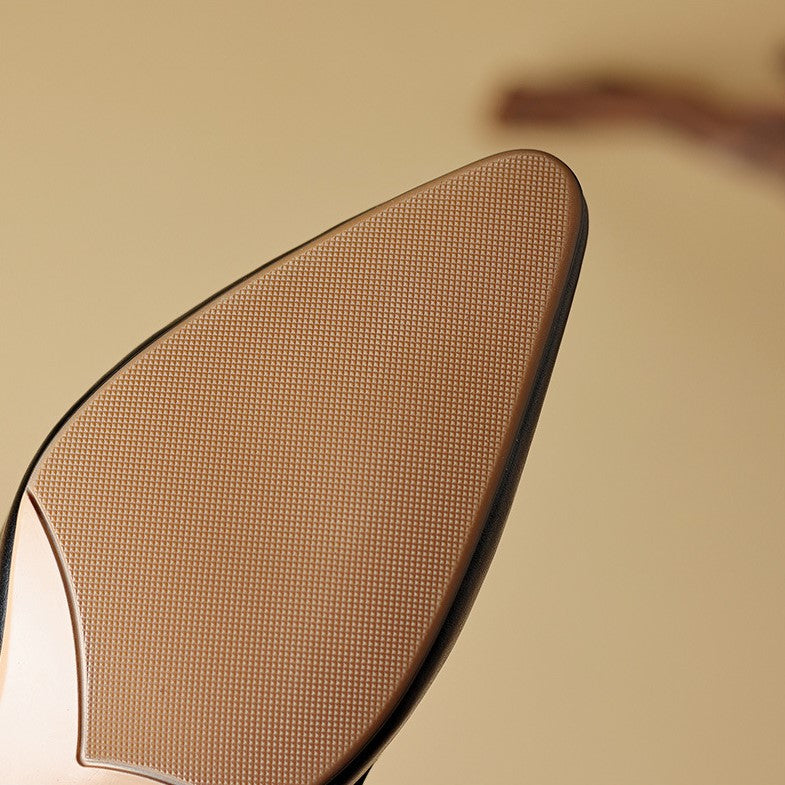 "Marloe Spitz zulaufende Leder-Mules" could be rewritten as "Marloe Elegante Leder-Mules mit spitz zulaufendem Design".