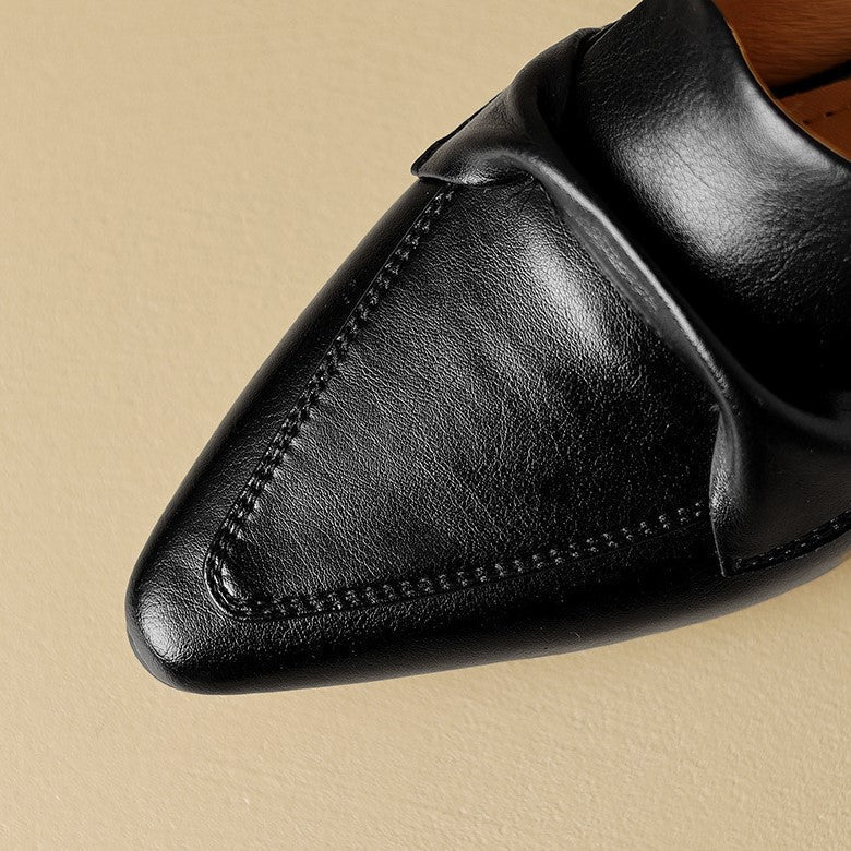 "Marloe Spitz zulaufende Leder-Mules" could be rewritten as "Marloe Elegante Leder-Mules mit spitz zulaufendem Design".