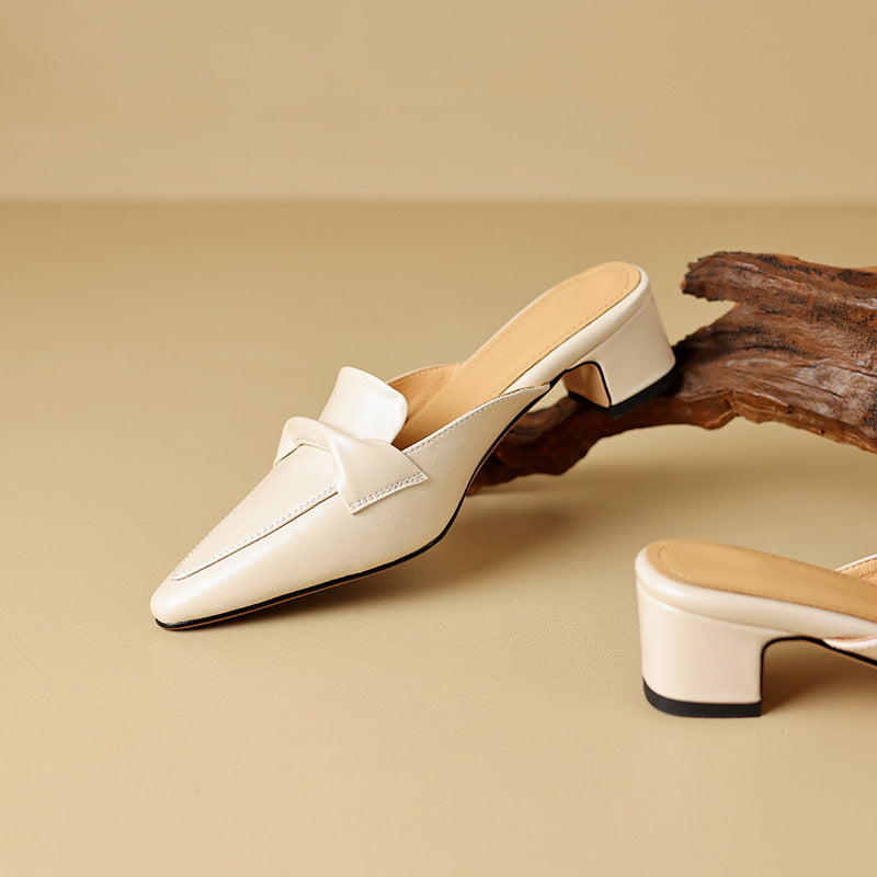 "Marloe Spitz zulaufende Leder-Mules" could be rewritten as "Marloe Elegante Leder-Mules mit spitz zulaufendem Design".