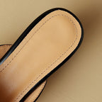 "Marloe Spitz zulaufende Leder-Mules" could be rewritten as "Marloe Elegante Leder-Mules mit spitz zulaufendem Design".