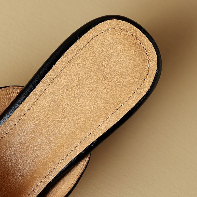 "Marloe Spitz zulaufende Leder-Mules" could be rewritten as "Marloe Elegante Leder-Mules mit spitz zulaufendem Design".