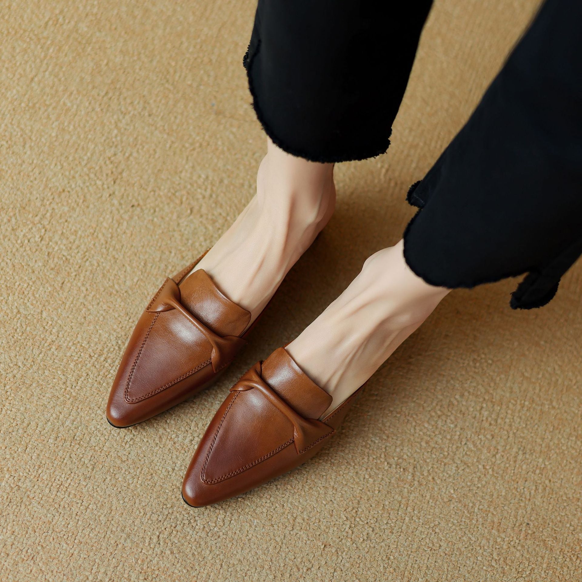 "Marloe Spitz zulaufende Leder-Mules" could be rewritten as "Marloe Elegante Leder-Mules mit spitz zulaufendem Design".