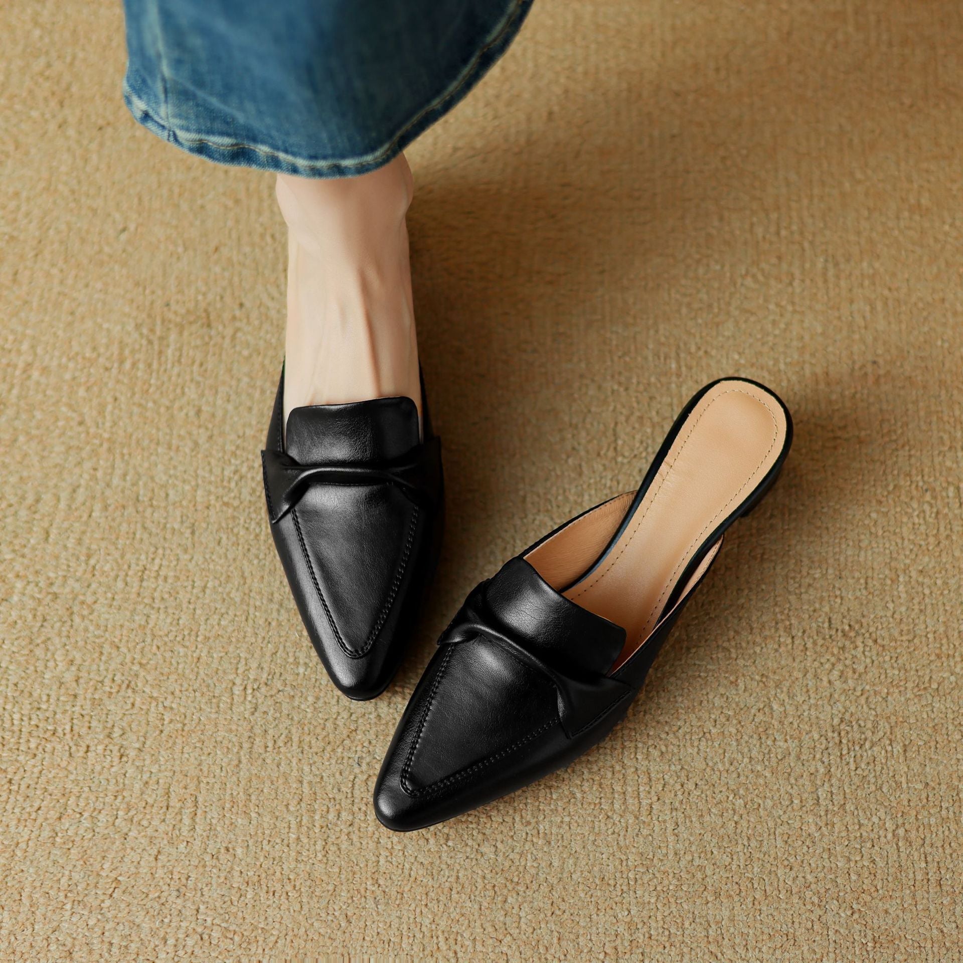 "Marloe Spitz zulaufende Leder-Mules" could be rewritten as "Marloe Elegante Leder-Mules mit spitz zulaufendem Design".
