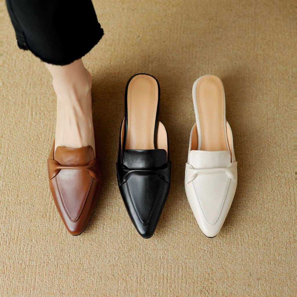 "Marloe Spitz zulaufende Leder-Mules" could be rewritten as "Marloe Elegante Leder-Mules mit spitz zulaufendem Design".
