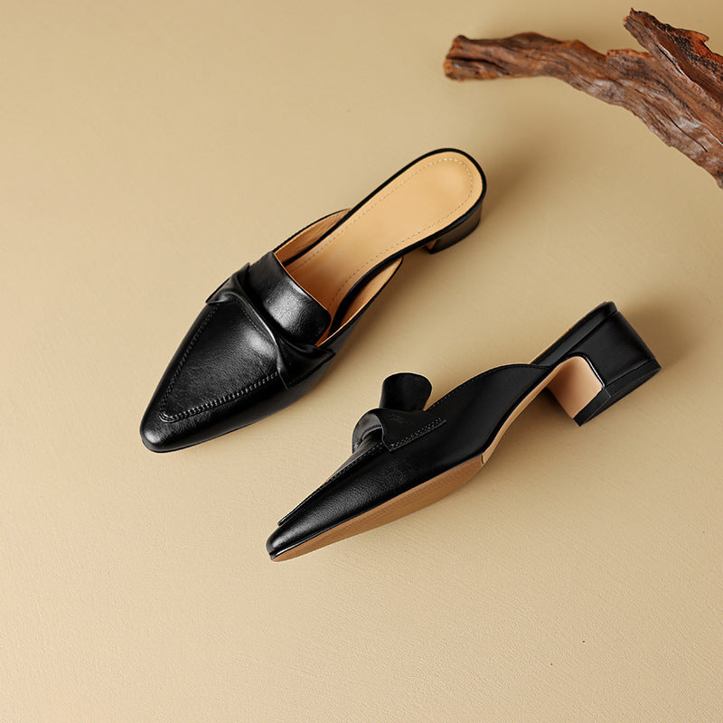 "Marloe Spitz zulaufende Leder-Mules" could be rewritten as "Marloe Elegante Leder-Mules mit spitz zulaufendem Design".