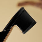 "Marloe Spitz zulaufende Leder-Mules" could be rewritten as "Marloe Elegante Leder-Mules mit spitz zulaufendem Design".