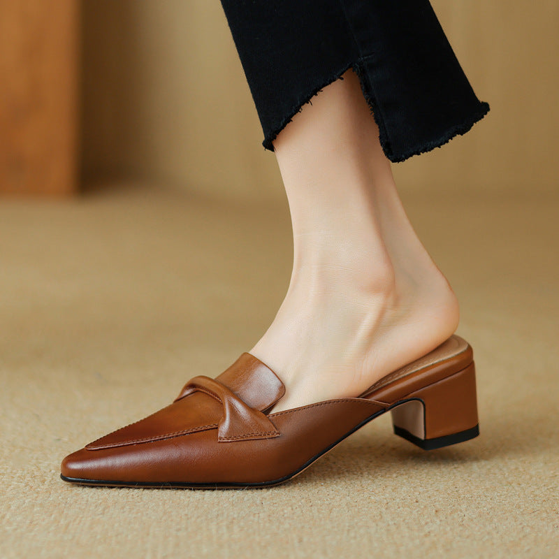 "Marloe Spitz zulaufende Leder-Mules" could be rewritten as "Marloe Elegante Leder-Mules mit spitz zulaufendem Design".