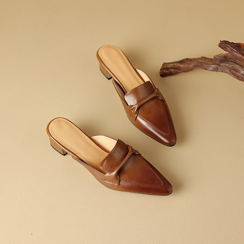 "Marloe Spitz zulaufende Leder-Mules" could be rewritten as "Marloe Elegante Leder-Mules mit spitz zulaufendem Design".